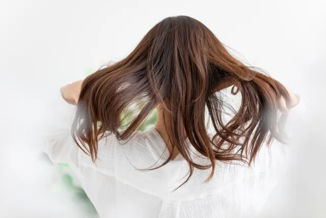 神を広げる女性